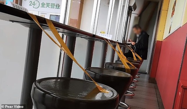 Ngăn ngừa covid-19, nhà hàng TQ cấm thực khách ngồi cạnh nhau khi ăn - 2 Ngăn ngừa covid-19, nhà hàng TQ cấm thực khách ngồi cạnh nhau khi ăn - 2