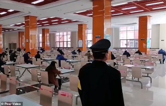 Ngăn ngừa covid-19, nhà hàng TQ cấm thực khách ngồi cạnh nhau khi ăn - 3 Ngăn ngừa covid-19, nhà hàng TQ cấm thực khách ngồi cạnh nhau khi ăn - 3