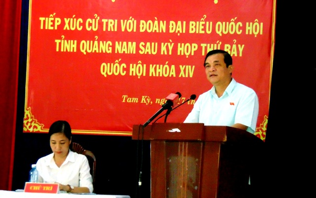 Quảng Nam: Cấm dùng ngân sách tặng hoa lãnh đạo tỉnh