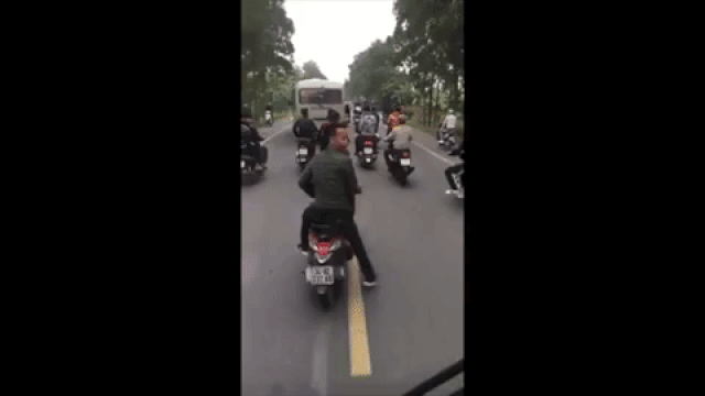 Xử phạt 5 thanh niên dàn hàng chặn đầu xe chở tân binh - 1 Xử phạt 5 thanh niên dàn hàng chặn đầu xe chở tân binh - 1