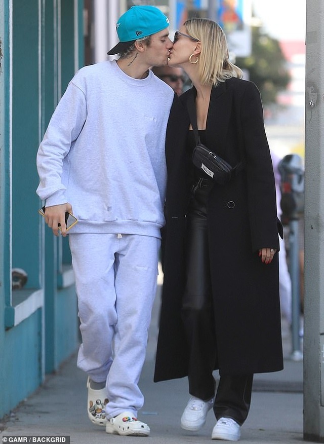 Justin Bieber tình tứ hôn vợ trên phố - 1 Justin Bieber tình tứ hôn vợ trên phố - 1