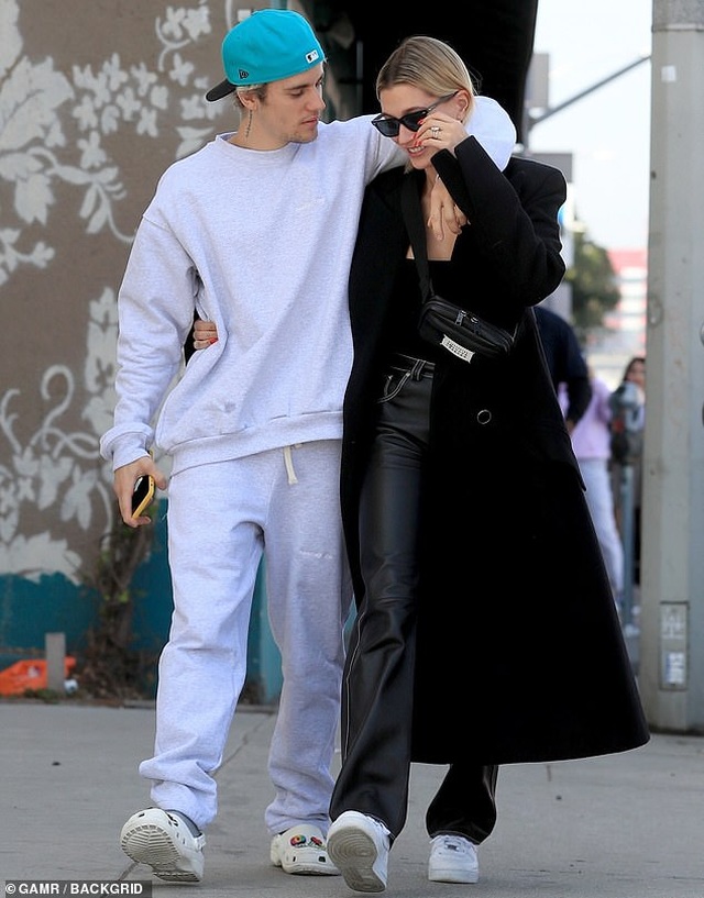 Justin Bieber tình tứ hôn vợ trên phố - 4 Justin Bieber tình tứ hôn vợ trên phố - 4
