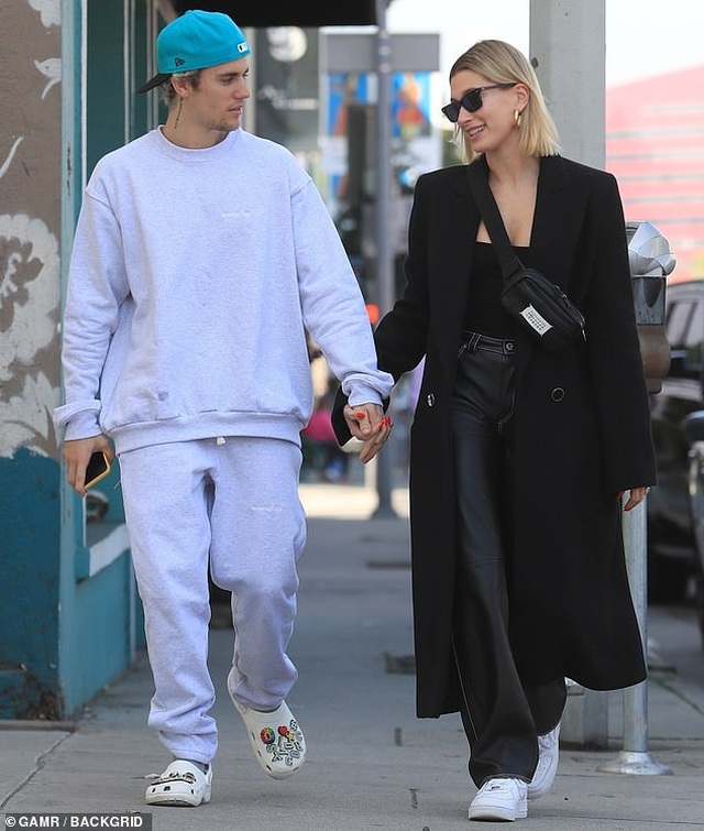 Justin Bieber tình tứ hôn vợ trên phố - 5 Justin Bieber tình tứ hôn vợ trên phố - 5