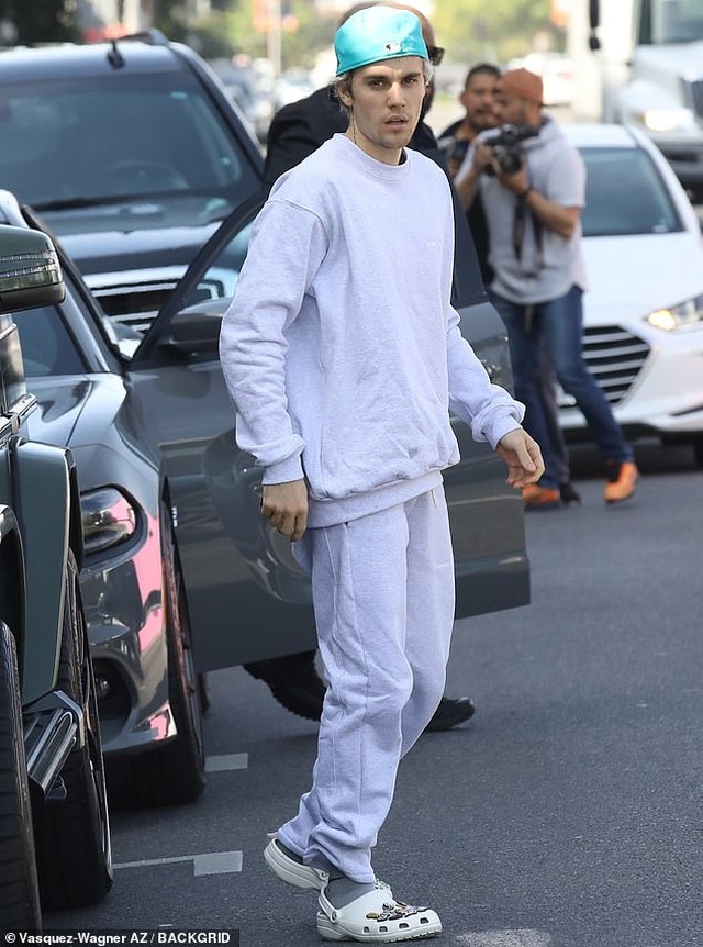 Justin Bieber tình tứ hôn vợ trên phố - 7 Justin Bieber tình tứ hôn vợ trên phố - 7