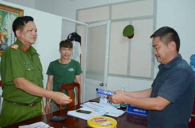 Hai anh em nhặt được 100 triệu đồng, nhờ công an tìm người trả lại - 1 Hai anh em nhặt được 100 triệu đồng, nhờ công an tìm người trả lại - 1