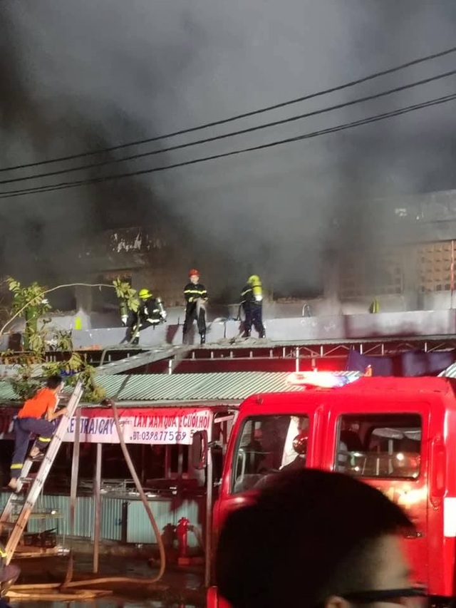 Cháy chợ lúc nửa đêm, gần 100 ki ốt bị thiêu rụi - 1 Cháy chợ lúc nửa đêm, gần 100 ki ốt bị thiêu rụi - 1