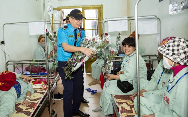 Những chàng vệ sĩ mang niềm vui sớm tới nữ bệnh nhân ung thư nhân ngày 8/3 - 5 Những chàng vệ sĩ mang niềm vui sớm tới nữ bệnh nhân ung thư nhân ngày 8/3 - 5