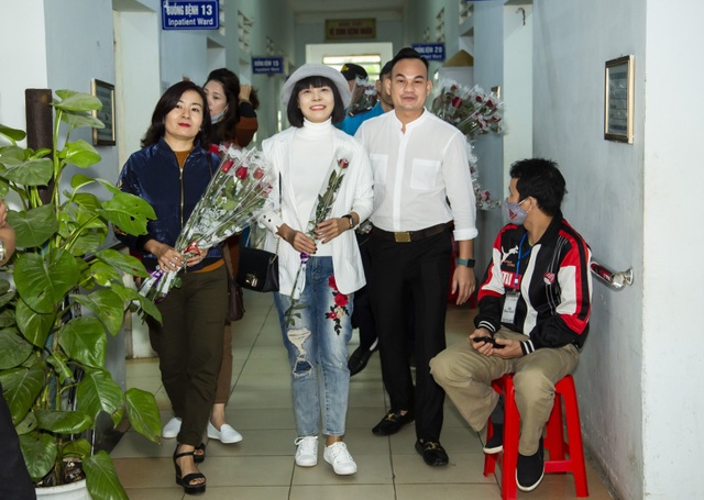 Những chàng vệ sĩ mang niềm vui sớm tới nữ bệnh nhân ung thư nhân ngày 8/3 - 1 Những chàng vệ sĩ mang niềm vui sớm tới nữ bệnh nhân ung thư nhân ngày 8/3 - 1