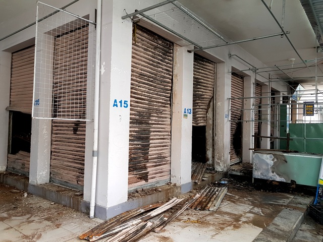 Cháy chợ lúc nửa đêm, gần 100 ki ốt bị thiêu rụi - 4 Cháy chợ lúc nửa đêm, gần 100 ki ốt bị thiêu rụi - 4