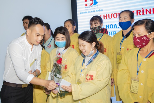 Những chàng vệ sĩ mang niềm vui sớm tới nữ bệnh nhân ung thư nhân ngày 8/3 - 7 Những chàng vệ sĩ mang niềm vui sớm tới nữ bệnh nhân ung thư nhân ngày 8/3 - 7