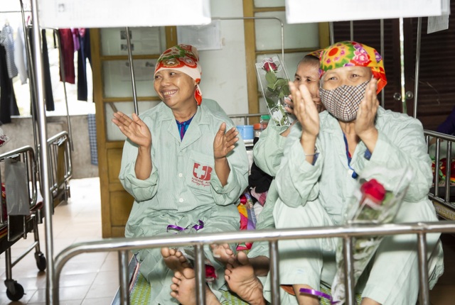 Những chàng vệ sĩ mang niềm vui sớm tới nữ bệnh nhân ung thư nhân ngày 8/3 - 6 Những chàng vệ sĩ mang niềm vui sớm tới nữ bệnh nhân ung thư nhân ngày 8/3 - 6