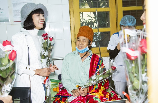 Những chàng vệ sĩ mang niềm vui sớm tới nữ bệnh nhân ung thư nhân ngày 8/3 - 3 Những chàng vệ sĩ mang niềm vui sớm tới nữ bệnh nhân ung thư nhân ngày 8/3 - 3