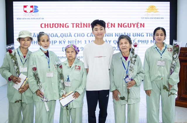Những chàng vệ sĩ mang niềm vui sớm tới nữ bệnh nhân ung thư nhân ngày 8/3 - 11 Những chàng vệ sĩ mang niềm vui sớm tới nữ bệnh nhân ung thư nhân ngày 8/3 - 11