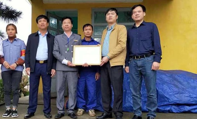 Nhân viên gác barie cứu cả đoàn tàu và xe được nhận bằng khen - 1 Nhân viên gác barie cứu cả đoàn tàu và xe được nhận bằng khen - 1