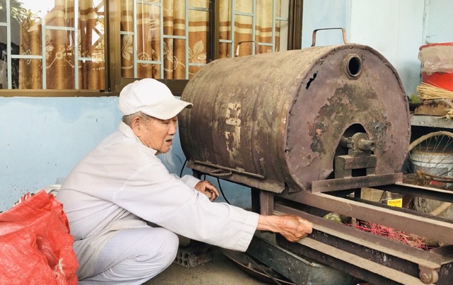 Cụ ông 90 tuổi bán đậu phộng để làm từ thiện giúp người nghèo - 3 Cụ ông 90 tuổi bán đậu phộng để làm từ thiện giúp người nghèo - 3
