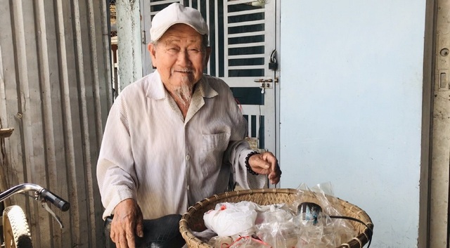 Cụ ông 90 tuổi bán đậu phộng để làm từ thiện giúp người nghèo - 1 Cụ ông 90 tuổi bán đậu phộng để làm từ thiện giúp người nghèo - 1