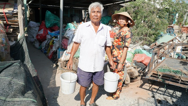 Người dân miền Tây nhịn tắm vì thiếu nước sinh hoạt - 4 Người dân miền Tây nhịn tắm vì thiếu nước sinh hoạt - 4