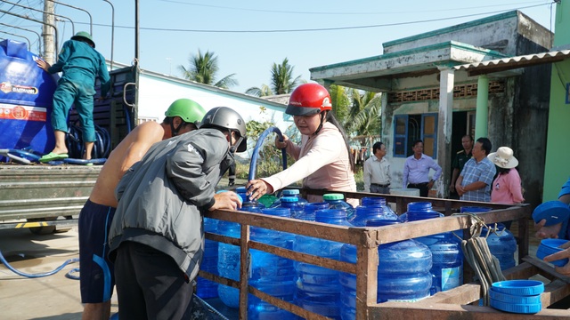Người dân miền Tây nhịn tắm vì thiếu nước sinh hoạt - 2 Người dân miền Tây nhịn tắm vì thiếu nước sinh hoạt - 2