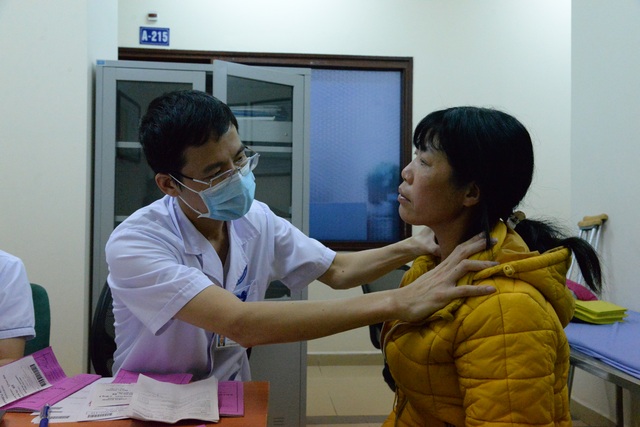 Người phụ nữ phát điên vì mất chồng con sẽ được mổ miễn phí - 2