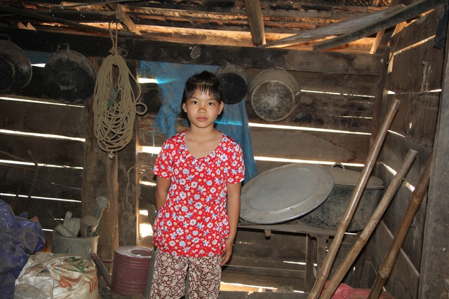 Rơi nước mắt cảnh 2 con thơ dại bơ vơ bên người cha mù - 2