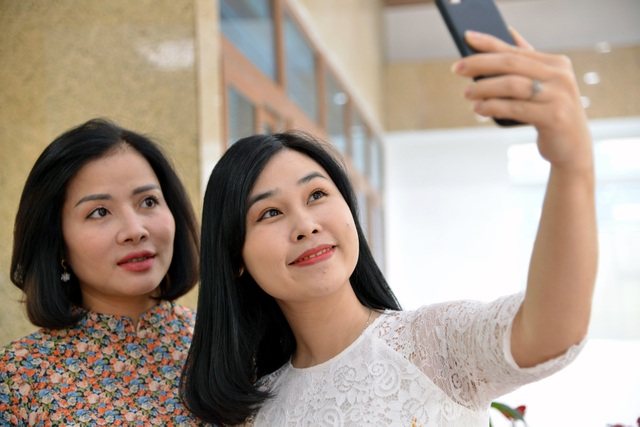 Bất ngờ hình ảnh nữ Cảnh sát giao thông duyên dáng với áo dài - 1 Bất ngờ hình ảnh nữ Cảnh sát giao thông duyên dáng với áo dài - 1