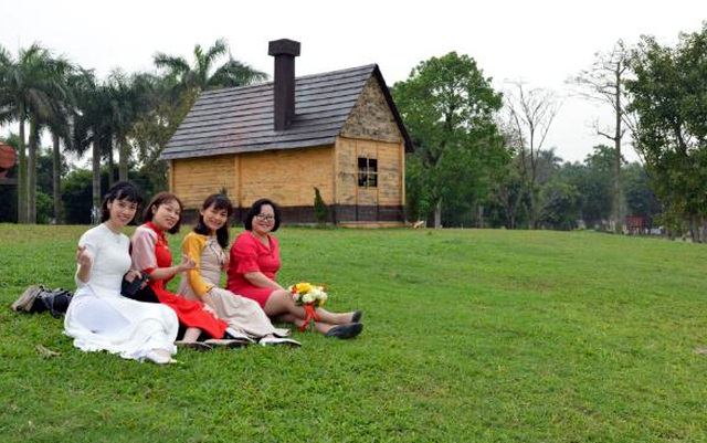 Bất ngờ hình ảnh nữ Cảnh sát giao thông duyên dáng với áo dài - 9 Bất ngờ hình ảnh nữ Cảnh sát giao thông duyên dáng với áo dài - 9