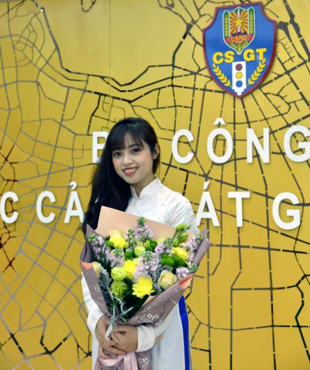 Bất ngờ hình ảnh nữ Cảnh sát giao thông duyên dáng với áo dài - 5 Bất ngờ hình ảnh nữ Cảnh sát giao thông duyên dáng với áo dài - 5