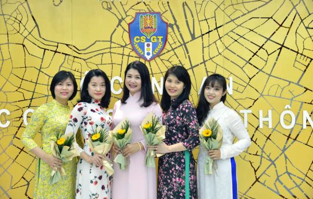 Bất ngờ hình ảnh nữ Cảnh sát giao thông duyên dáng với áo dài - 7 Bất ngờ hình ảnh nữ Cảnh sát giao thông duyên dáng với áo dài - 7