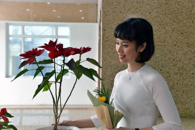 Bất ngờ hình ảnh nữ Cảnh sát giao thông duyên dáng với áo dài - 11 Bất ngờ hình ảnh nữ Cảnh sát giao thông duyên dáng với áo dài - 11