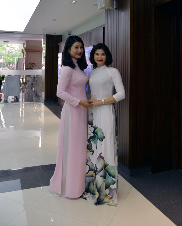 Bất ngờ hình ảnh nữ Cảnh sát giao thông duyên dáng với áo dài - 4 Bất ngờ hình ảnh nữ Cảnh sát giao thông duyên dáng với áo dài - 4