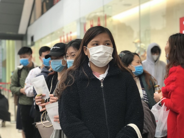 Chàng trai vượt 200km, xếp hàng từ mờ sáng ra Hà Nội chờ mua hàng hiệu Nhật - 3 Chàng trai vượt 200km, xếp hàng từ mờ sáng ra Hà Nội chờ mua hàng hiệu Nhật - 3