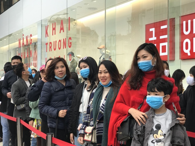 Chàng trai vượt 200km, xếp hàng từ mờ sáng ra Hà Nội chờ mua hàng hiệu Nhật - 1 Chàng trai vượt 200km, xếp hàng từ mờ sáng ra Hà Nội chờ mua hàng hiệu Nhật - 1