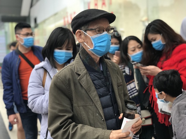 Chàng trai vượt 200km, xếp hàng từ mờ sáng ra Hà Nội chờ mua hàng hiệu Nhật - 6 Chàng trai vượt 200km, xếp hàng từ mờ sáng ra Hà Nội chờ mua hàng hiệu Nhật - 6