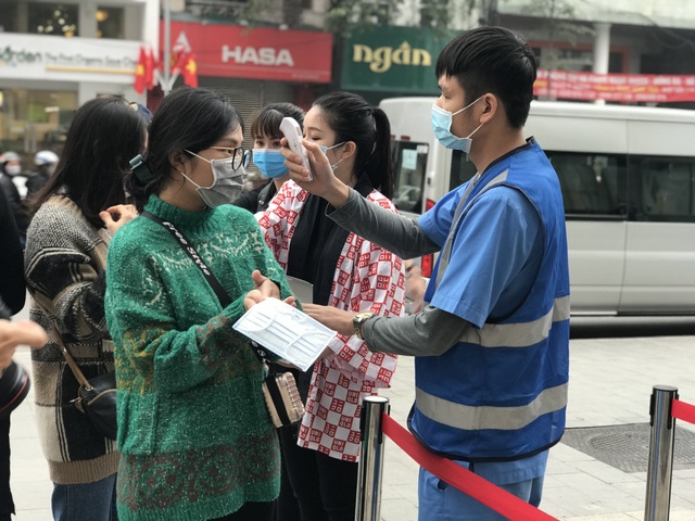 Chàng trai vượt 200km, xếp hàng từ mờ sáng ra Hà Nội chờ mua hàng hiệu Nhật - 9 Chàng trai vượt 200km, xếp hàng từ mờ sáng ra Hà Nội chờ mua hàng hiệu Nhật - 9