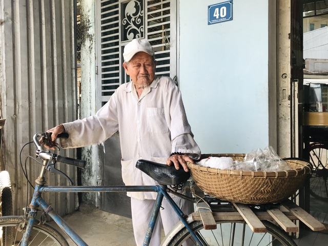 Cụ ông 90 tuổi bán đậu phộng để làm từ thiện giúp người nghèo - 2 Cụ ông 90 tuổi bán đậu phộng để làm từ thiện giúp người nghèo - 2