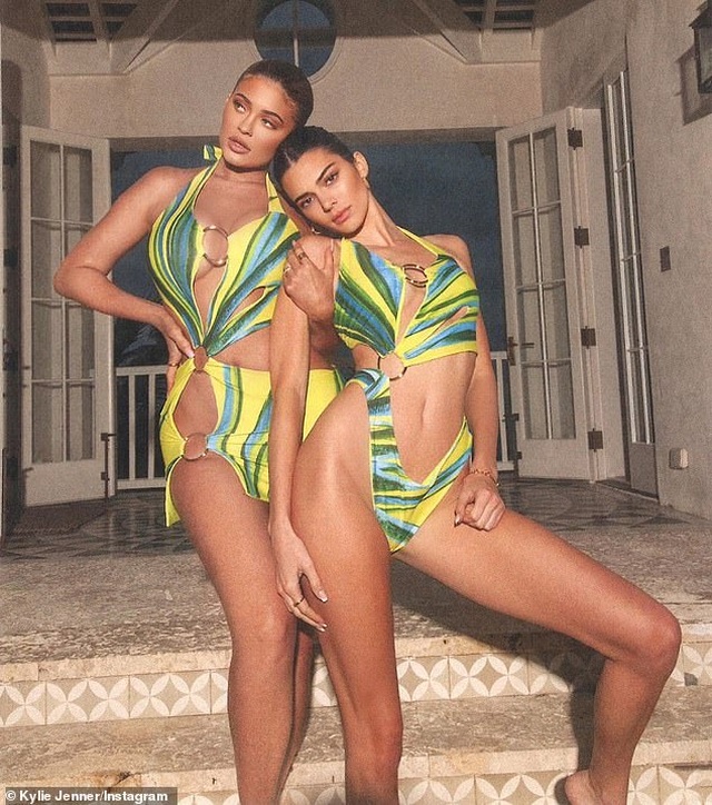 Kendall Jenner lộ chân dài thon thả - 6 Kendall Jenner lộ chân dài thon thả - 6