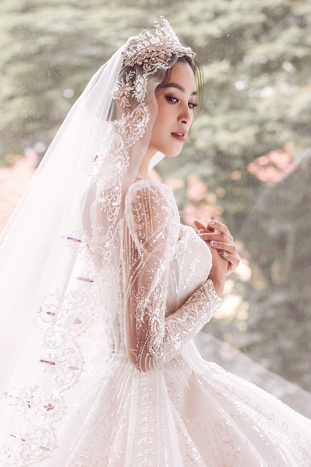 Hoa hậu Trần Tiểu Vy xinh như công chúa khi diện váy cưới - 5 Hoa hậu Trần Tiểu Vy xinh như công chúa khi diện váy cưới - 5