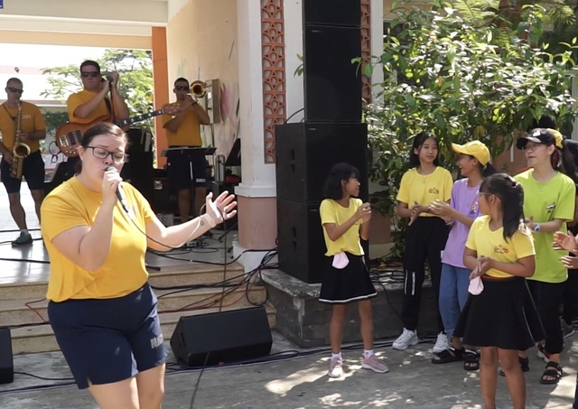 Hải quân Mỹ nhảy “Ghen Cô Vy” cùng trẻ em Đà Nẵng