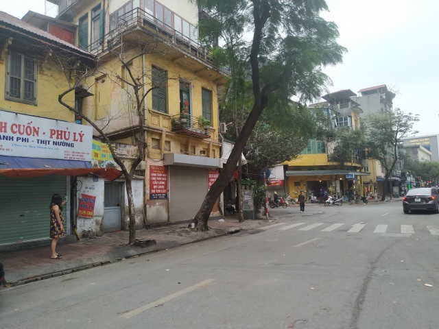 Điểm nóng Covid-19 tại Hà Nội: Hàng quán đóng cửa, phố xá vắng hoe - 2