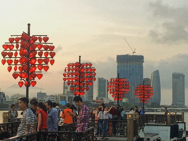 Đà Nẵng: Bất chấp dịch Covid-19, cầu Tình yêu vẫn hút khách ngày 8/3 - 1 Đà Nẵng: Bất chấp dịch Covid-19, cầu Tình yêu vẫn hút khách ngày 8/3 - 1