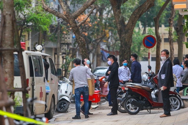 Các hộ dân trong khu cách ly Trúc Bạch được cung cấp nhu yếu phẩm - 7 Các hộ dân trong khu cách ly Trúc Bạch được cung cấp nhu yếu phẩm - 7
