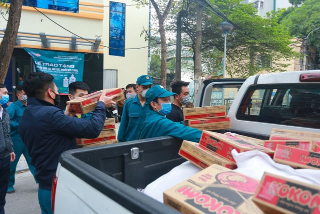 Các hộ dân trong khu cách ly Trúc Bạch được cung cấp nhu yếu phẩm - 4 Các hộ dân trong khu cách ly Trúc Bạch được cung cấp nhu yếu phẩm - 4