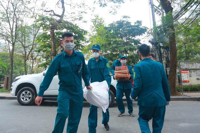 Các hộ dân trong khu cách ly Trúc Bạch được cung cấp nhu yếu phẩm - 6 Các hộ dân trong khu cách ly Trúc Bạch được cung cấp nhu yếu phẩm - 6