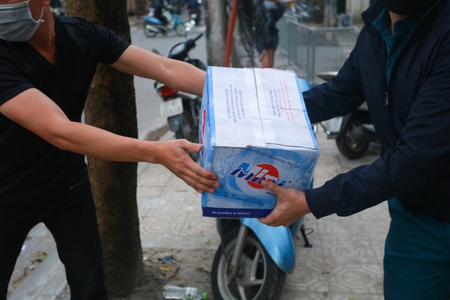 Các hộ dân trong khu cách ly Trúc Bạch được cung cấp nhu yếu phẩm - 3 Các hộ dân trong khu cách ly Trúc Bạch được cung cấp nhu yếu phẩm - 3