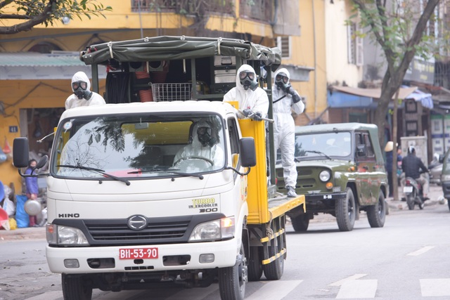 Hà Nội: Xe Quân đội triển khai tiêu độc khử trùng phố Trúc Bạch - 4