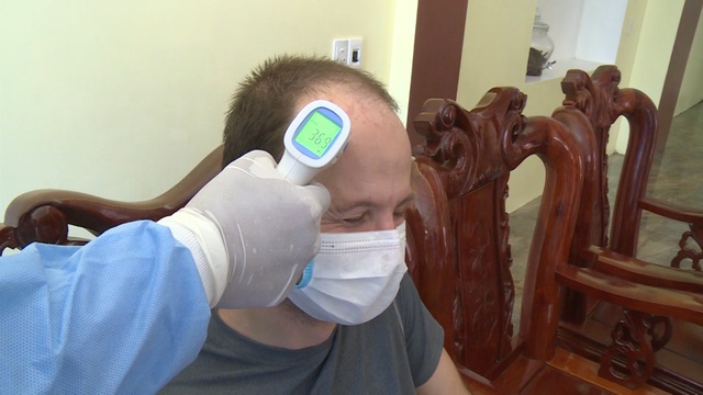 Cách ly chuyên gia hang động bay cùng cô gái nhiễm Covid-19 - 1