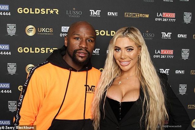 Chloe Ferry diện trang phục gợi cảm đi chơi tối - 6