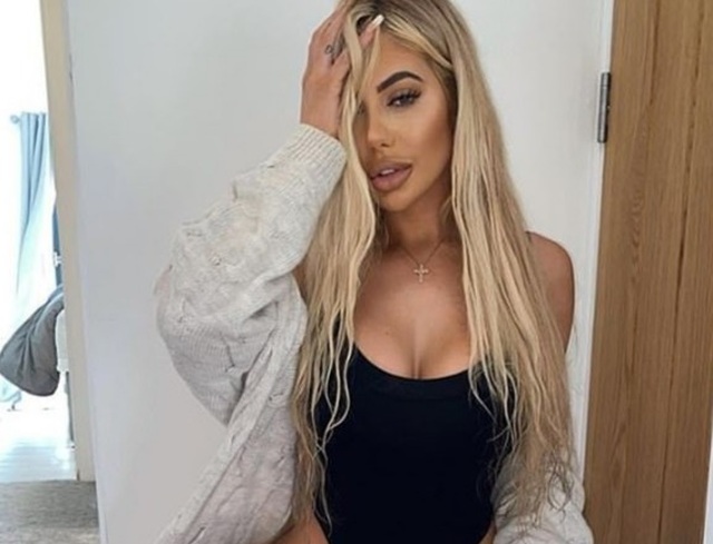 Chloe Ferry diện trang phục gợi cảm đi chơi tối - 9