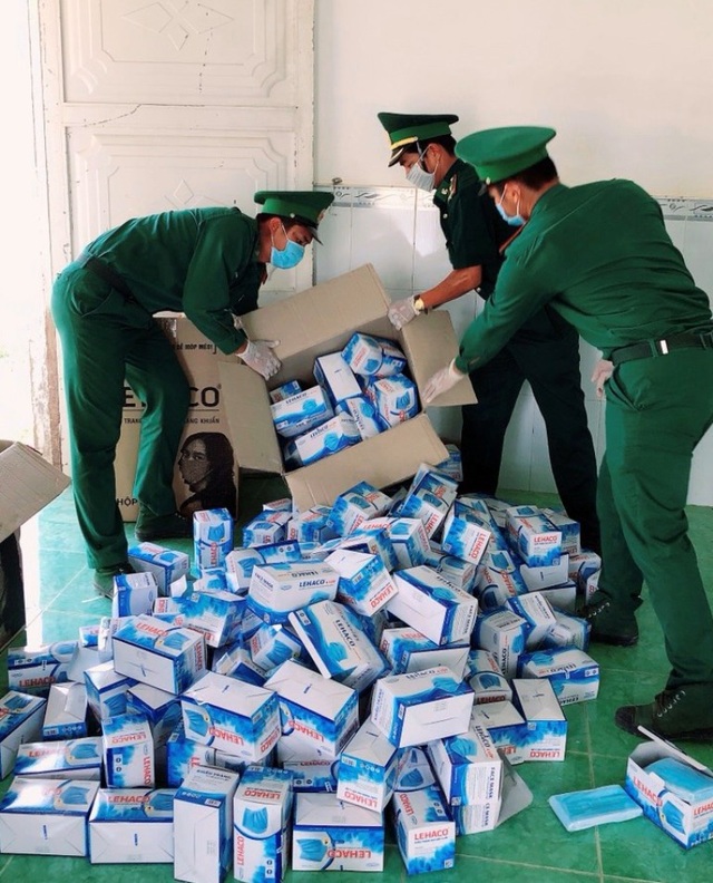 Chặn bắt vụ vận chuyển 10.000 khẩu trang y tế qua biên giới - 1 Chặn bắt vụ vận chuyển 10.000 khẩu trang y tế qua biên giới - 1