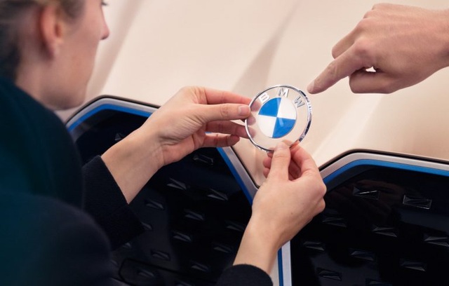 BMW ra mắt logo trong suốt | Báo Dân trí